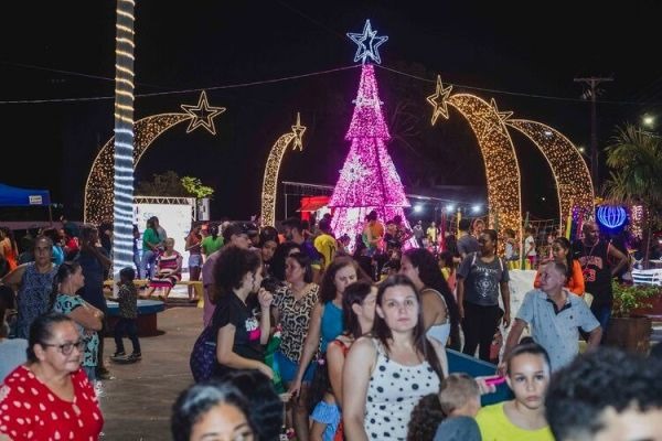 Iluminação natalina transforma Praça do Teixeirão e emociona moradores em noite de festa comunitária