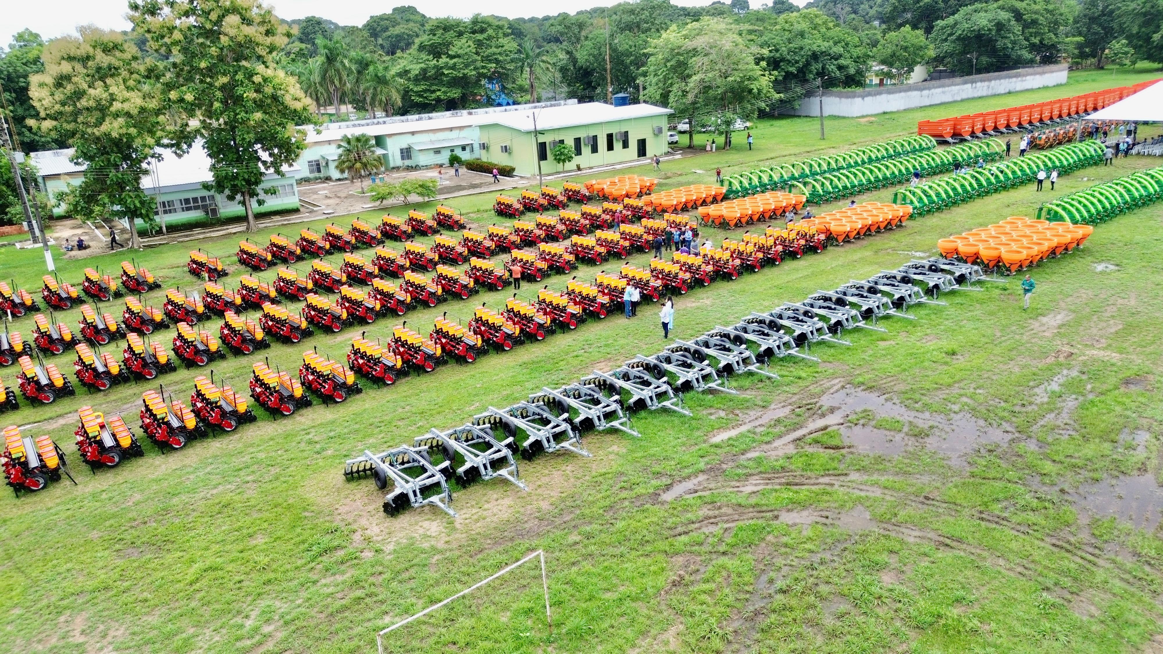 Mosquini faz maior entrega de implementos agrícolas em Rondônia
