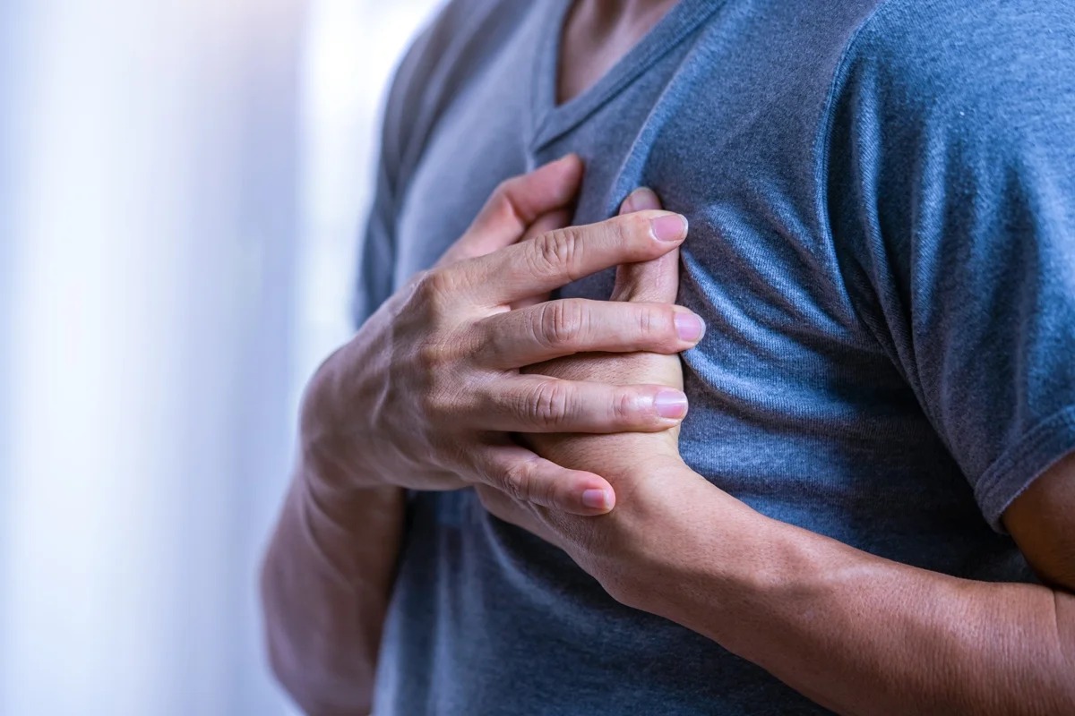 Cardiologista lista sintomas graves de infarto além da dor no peito