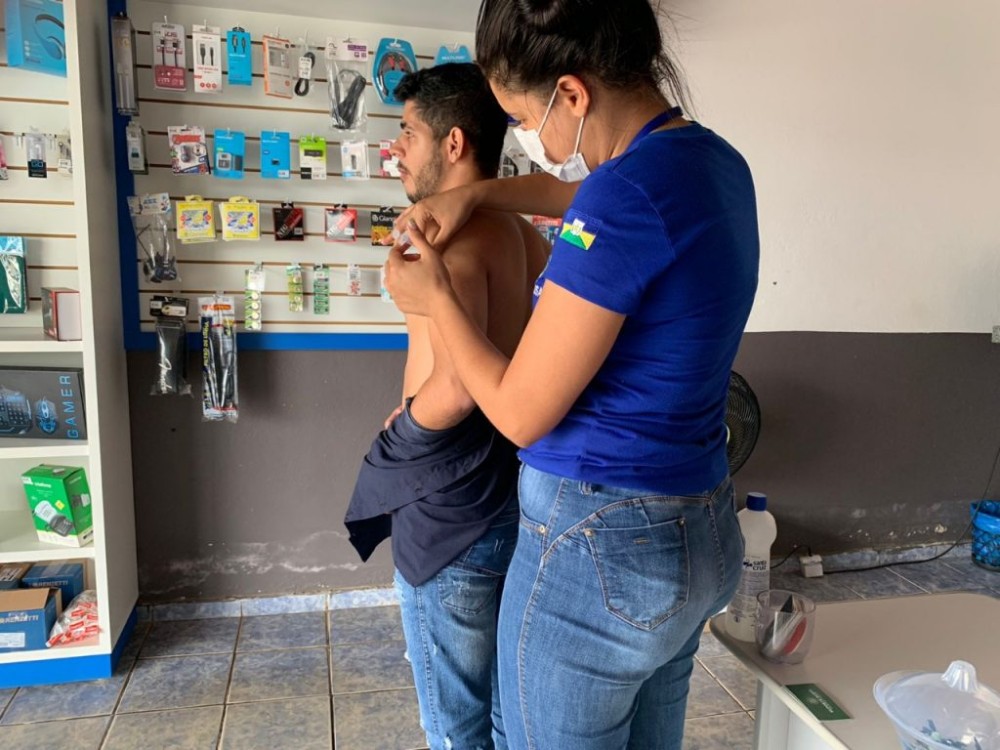 Trabalhadores do comércio em Tarilândia são imunizados contra a Covid-19 e Influenza