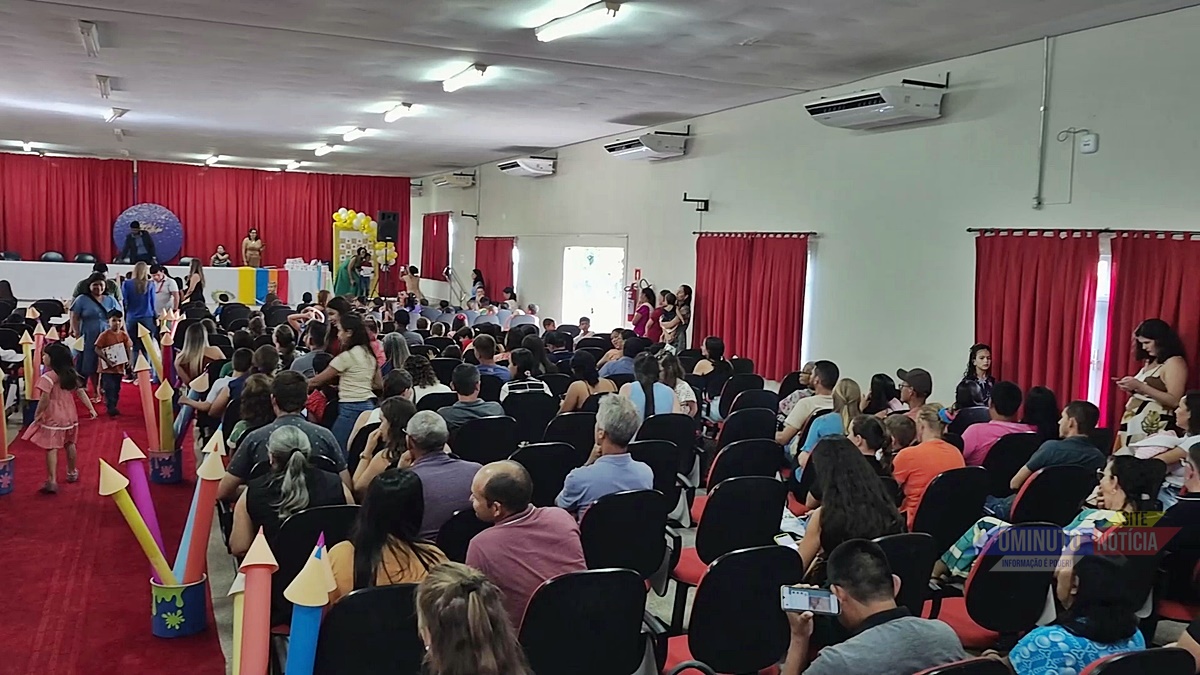 Lançamento de livros escritos por alunos emociona famílias na Escola Monteiro Lobato