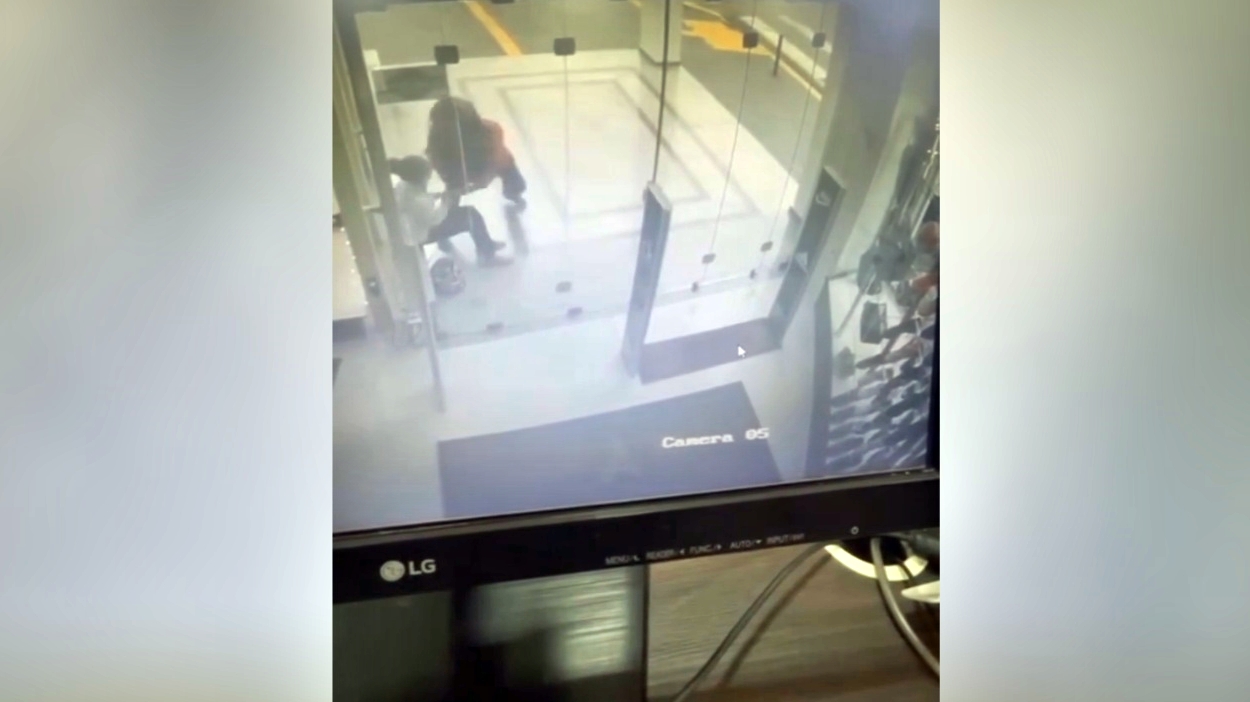 Comerciária tem iPhone roubado na Avenida 7 de Setembro, em Cacoal