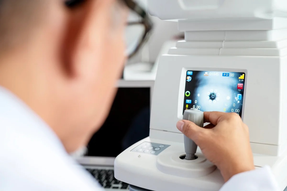 Chip restaura visão de pessoas com degeneração causada pela idade