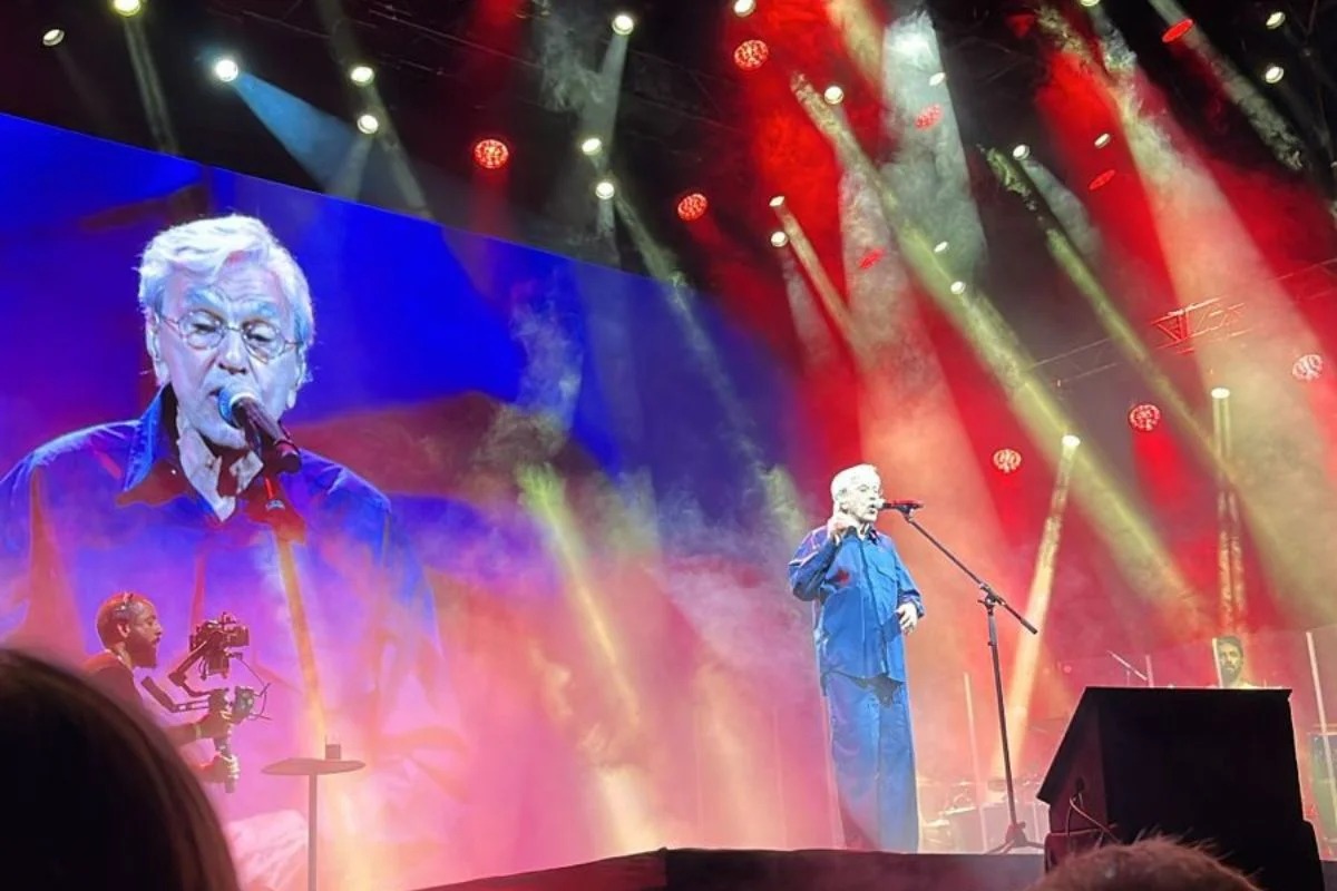 Caetano Veloso discursa sob protestos