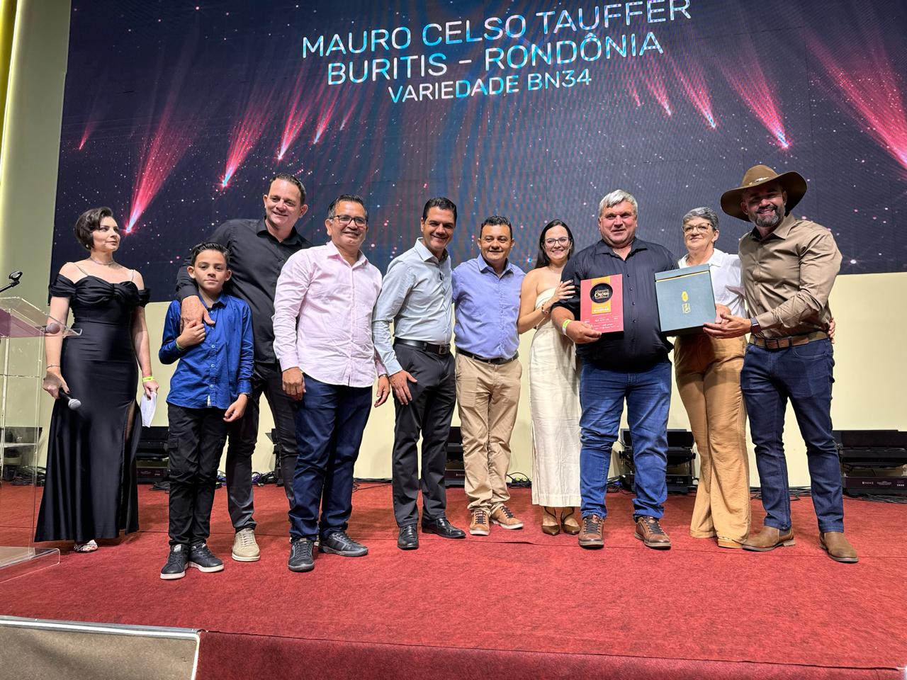 Cássio Goes celebra prêmio do cacau