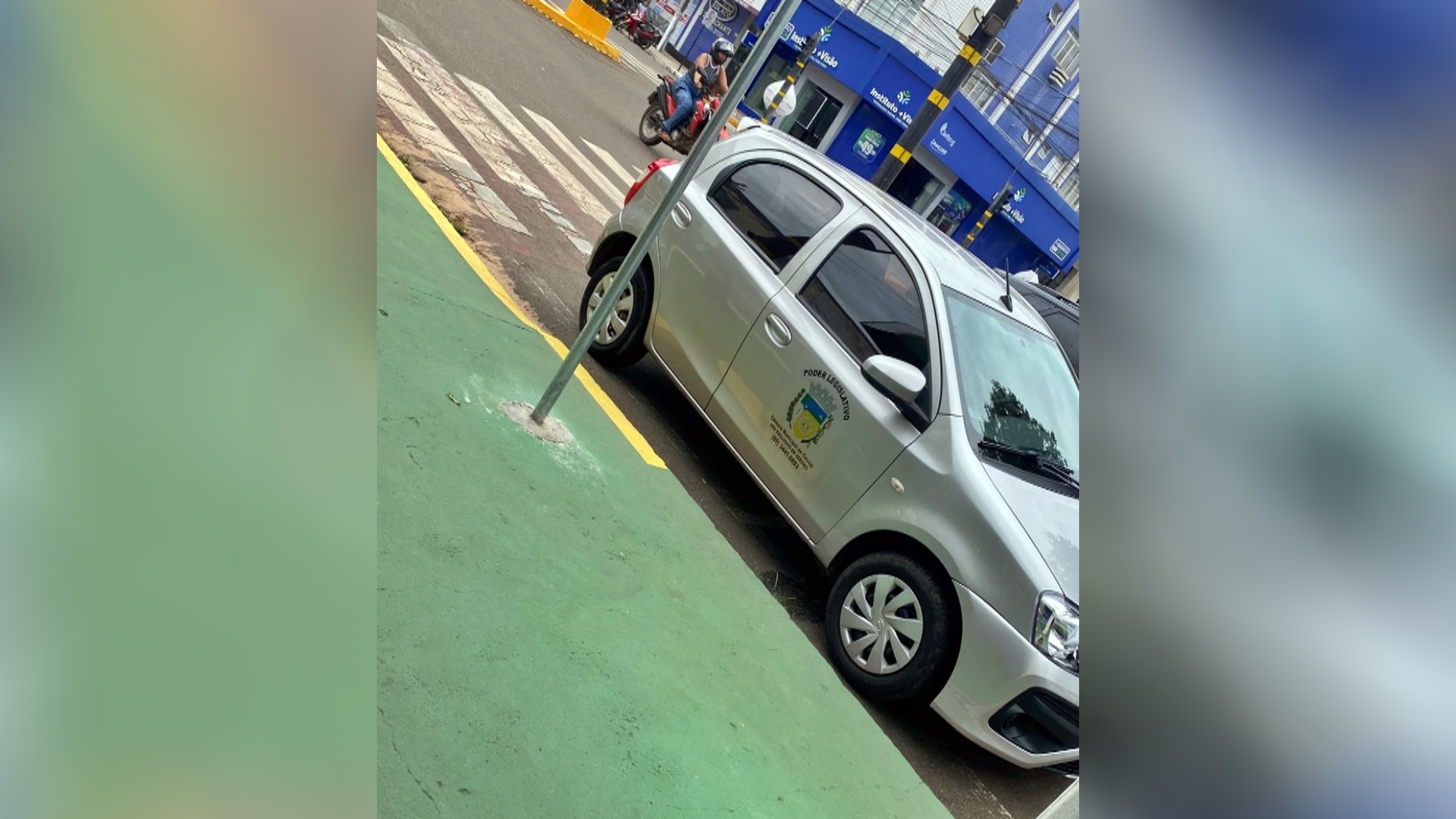 Carro oficial da Câmara Municipal é flagrado estacionado em local proibido no centro de Cacoal