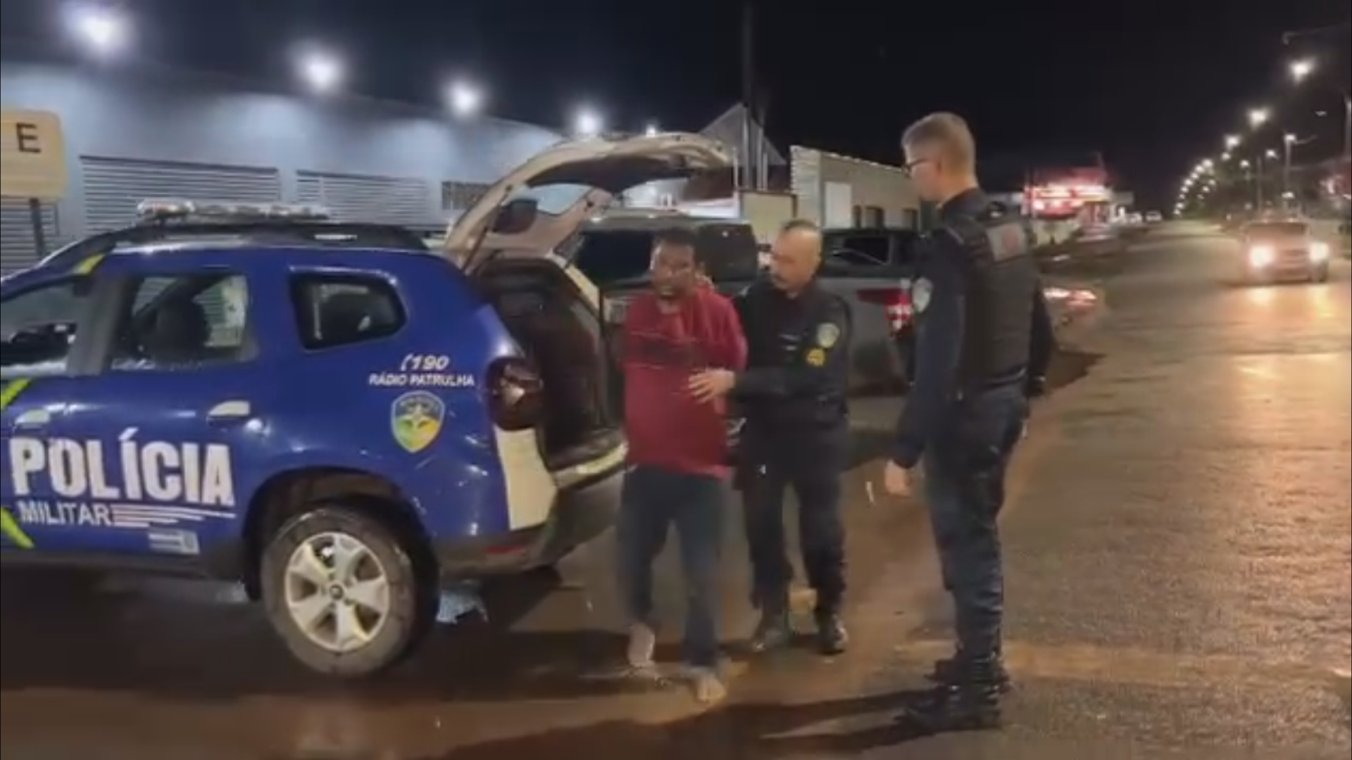 Homem é preso após apedrejar veículos e atacar guarnição no bairro Jardim Clodoaldo