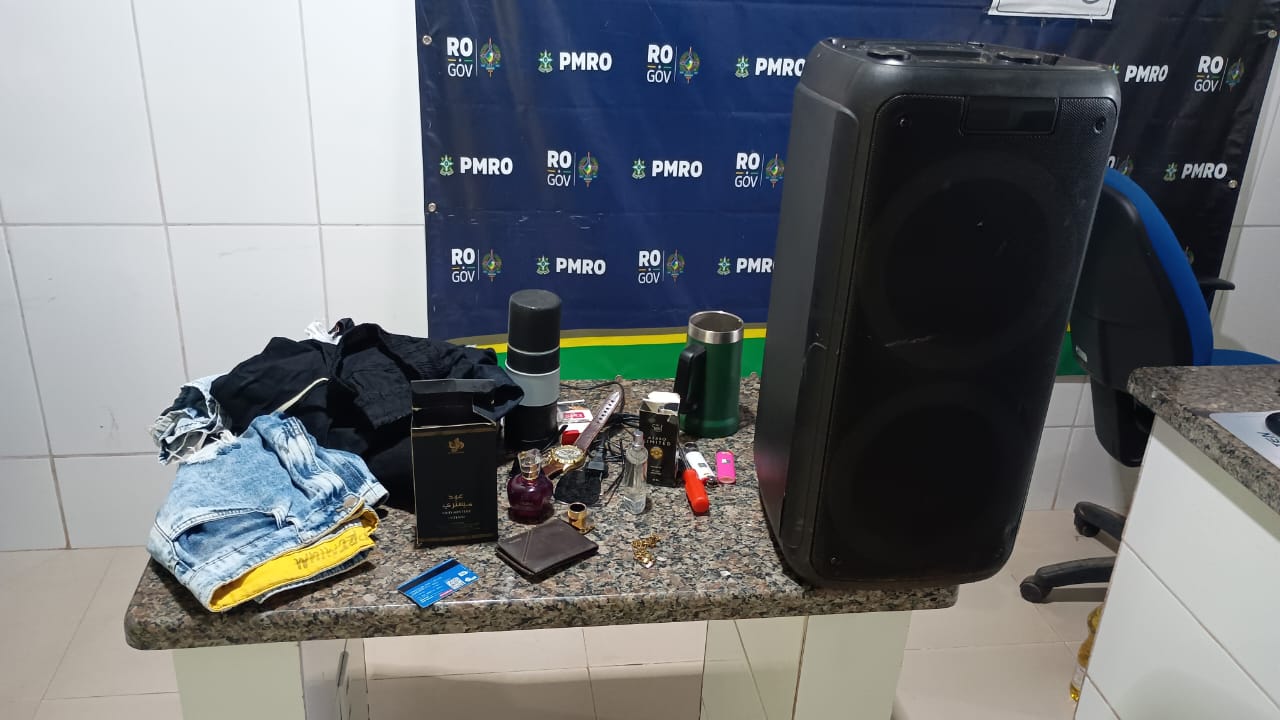 Suspeito é conduzido pela Polícia Militar com vários produtos furtados em Cacoal