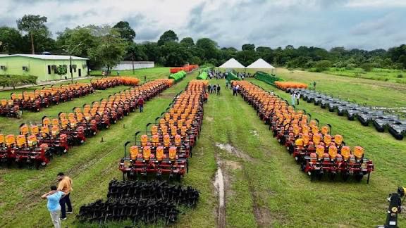 Mosquini faz maratona de entregas de implementos nos municípios