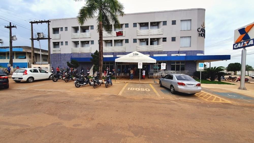 Clientes reclamam do tempo de espera em fila na agencia Caixa Econômica Federal, em Jaru