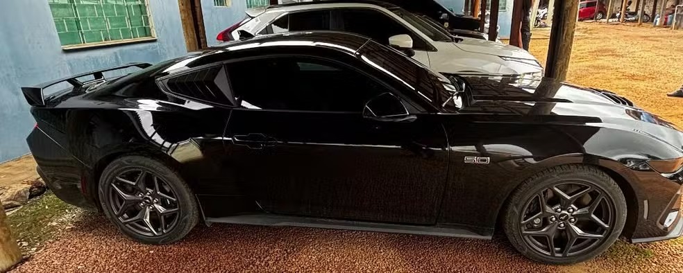 Mustang e casa de luxo: PF apreende bens de grupo que usava aviões para traficar drogas