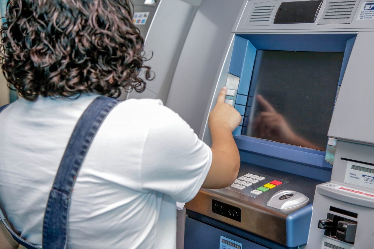 Governo de RO autoriza abono de R$ 5 mil para servidores da Educação