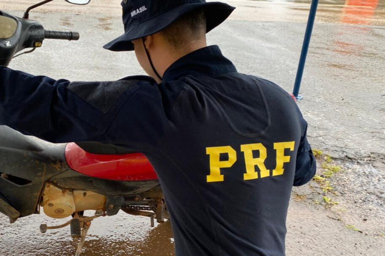 PRF em Rondônia prende foragido da justiça com veículo roubado e sob efeito de drogas em Porto Velho