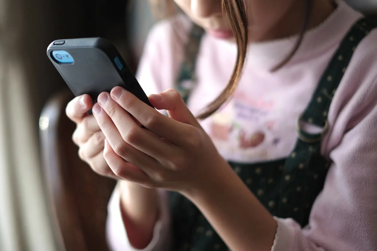 Saiba como o excesso de telas afeta as habilidades motoras de crianças