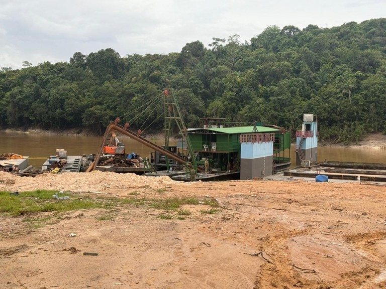 Operação destrói barcos do garimpo ilegal