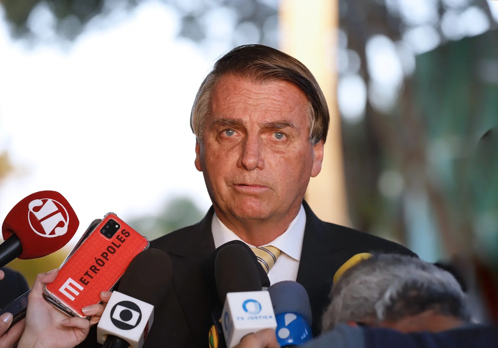 Moraes autoriza cirurgia de Bolsonaro, mas nega prisão domiciliar