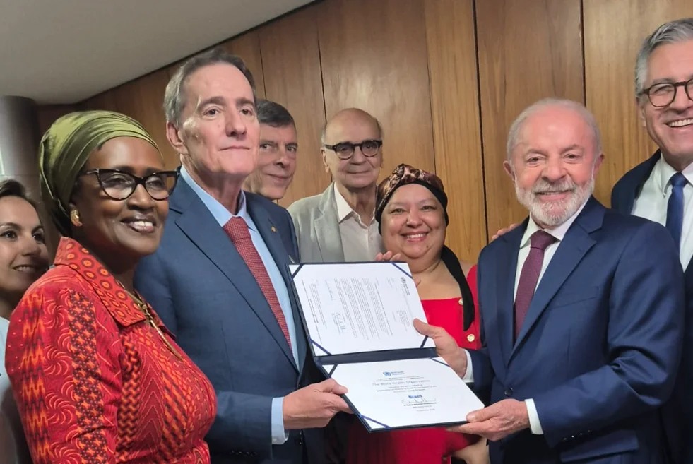 OMS entrega ao Brasil certificado de eliminação da transmissão vertical do HIV como problema de saúde pública