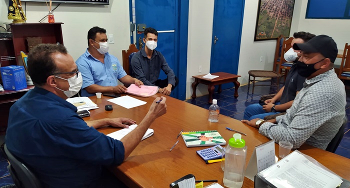 Vereador Adão Moura, em reunião com prefeito Vanderlei Tecchio buscam regularização para Posto de Saúde de Terra Boa