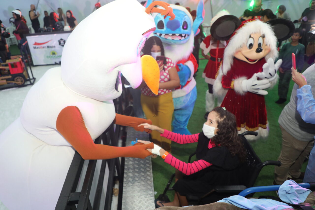 Pacientes crônicos do Hospital Infantil Cosme e Damião são levados para ver luzes natalinas no Parque da Cidade