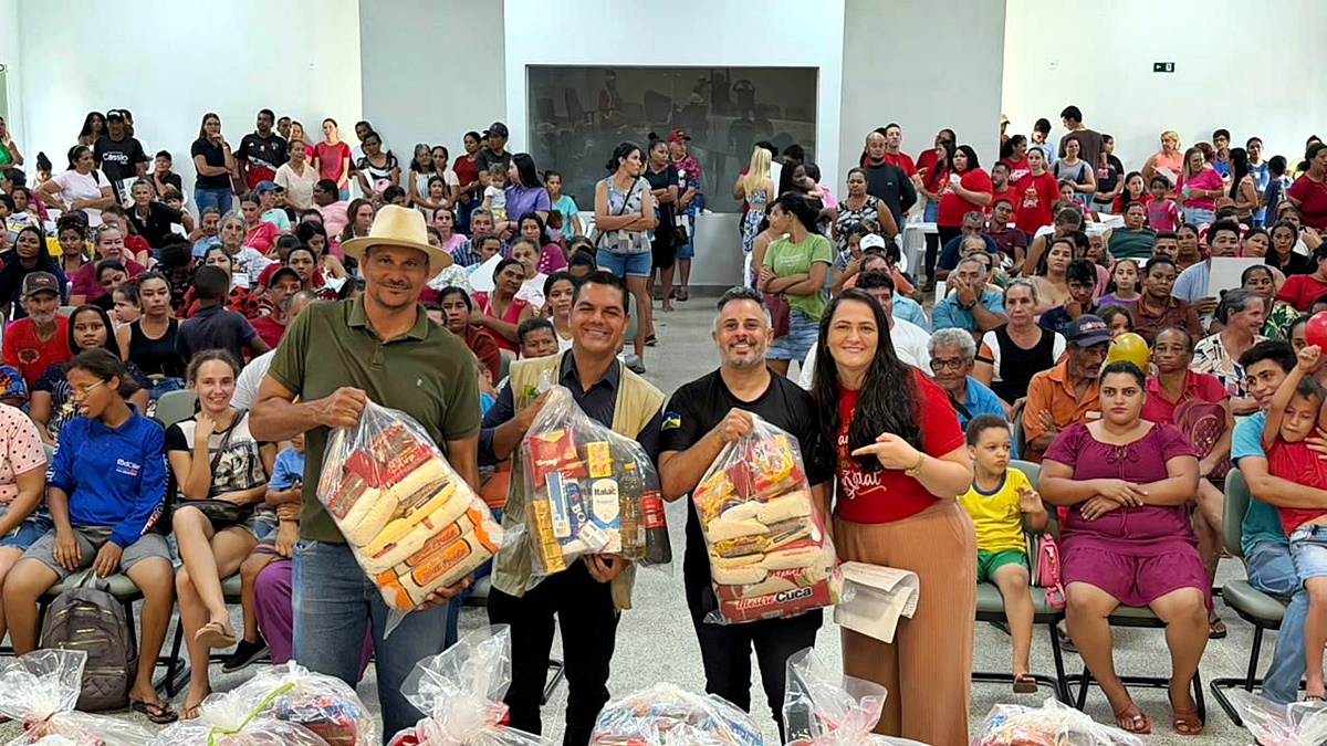 Com recursos do deputado Cássio Gois, Nova Brasilândia entrega 300 cestas básicas natalinas a famílias em vulnerabilidade