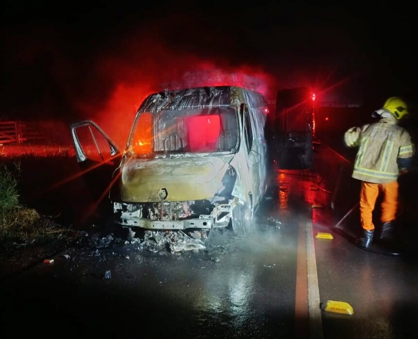 Ambulância pega fogo durante transporte de paciente na RO-479, em Rolim de Moura