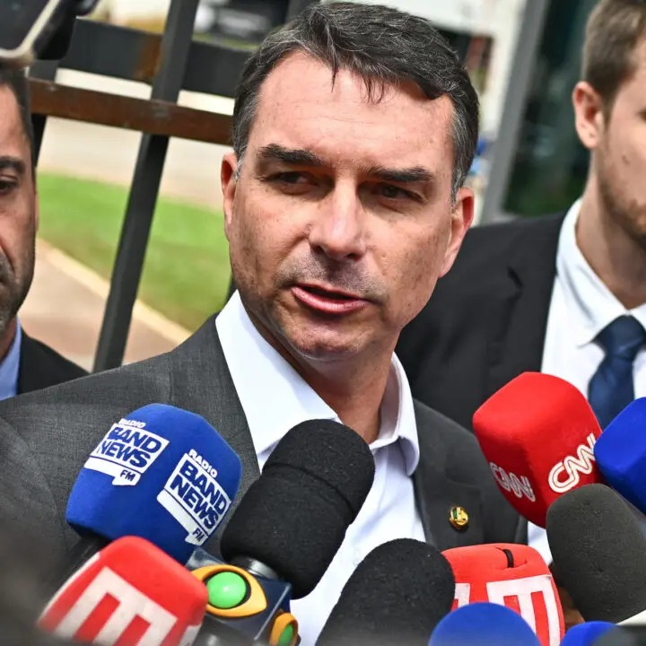 Flávio ganha força com Bolsonaro