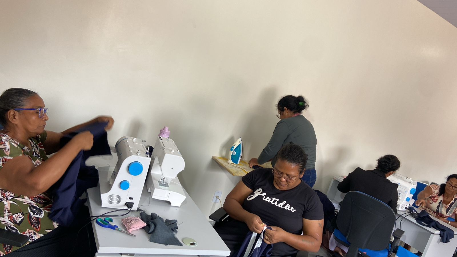 Programa Casa da Comunidade leva curso de corte e costura para o distrito de Nova Mutum Paraná