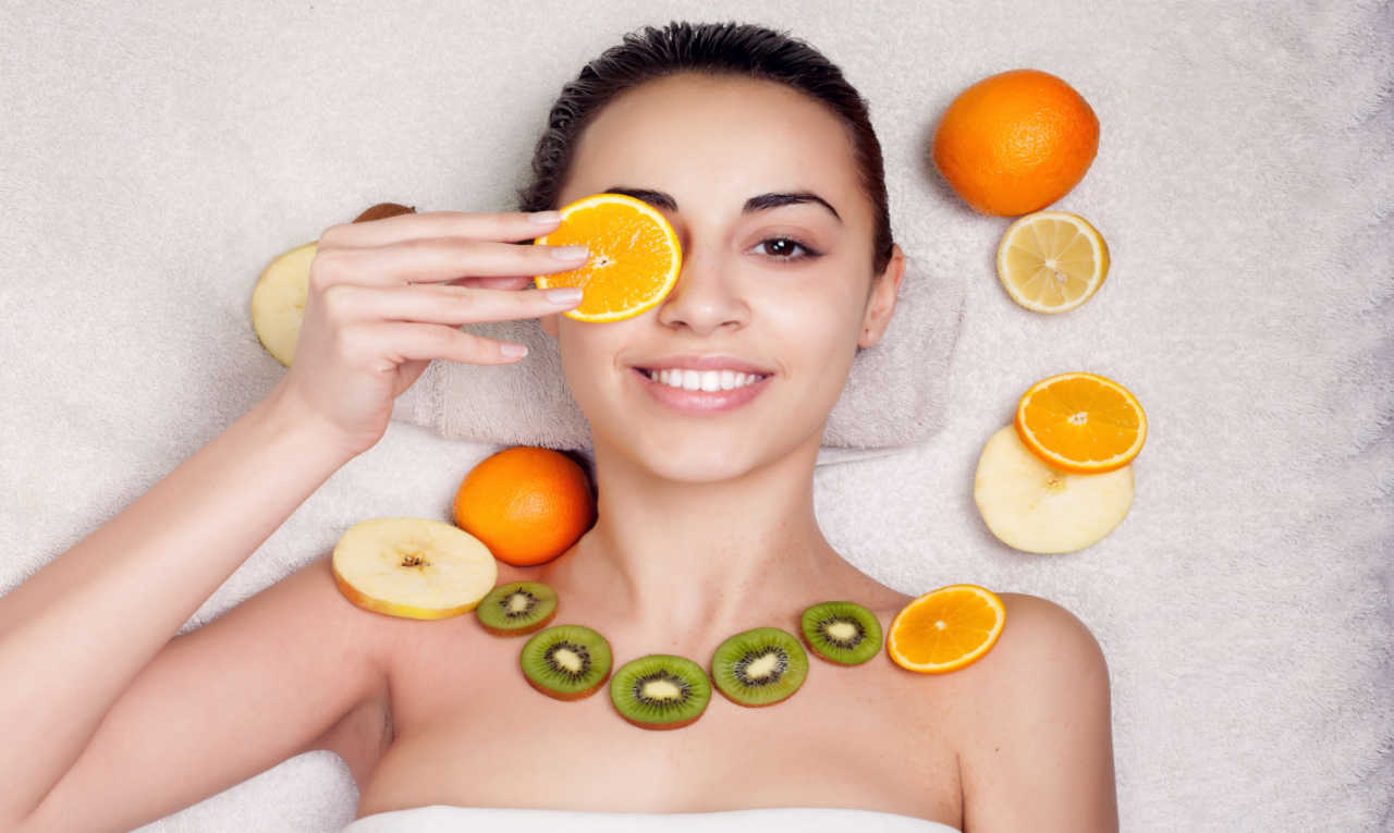 Dermatologista lista 7 alimentos simples que transformam a sua pele