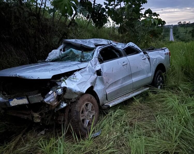 Idoso fica ferido em capotamento de caminhonete na BR-429, próximo à 5ª Linha em Presidente Médici