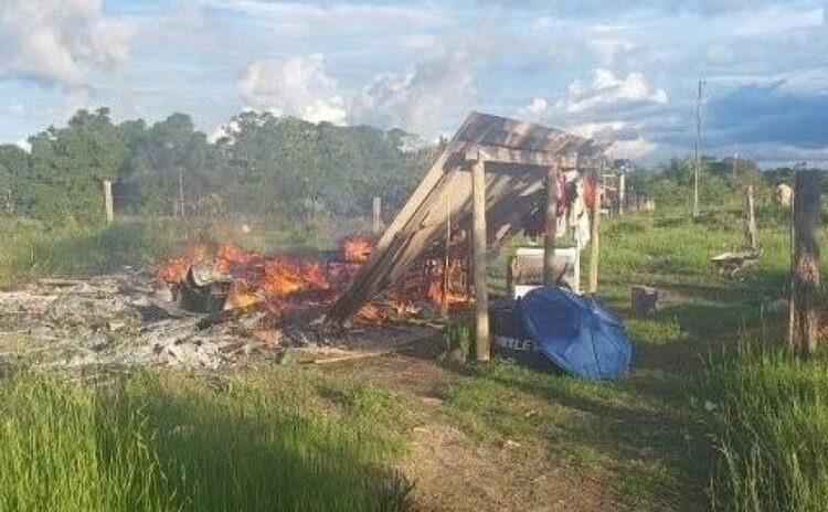 Ataque doméstico termina com casa queimada e agressão em área rural