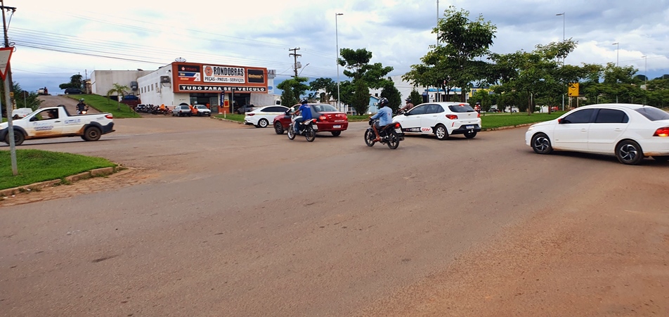 (Vídeo) Trânsito caótico é registrado na BR-364, em horário de pico, em Jaru