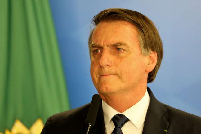 Bolsonaro retorna à Brasília após enterro da mãe em SP