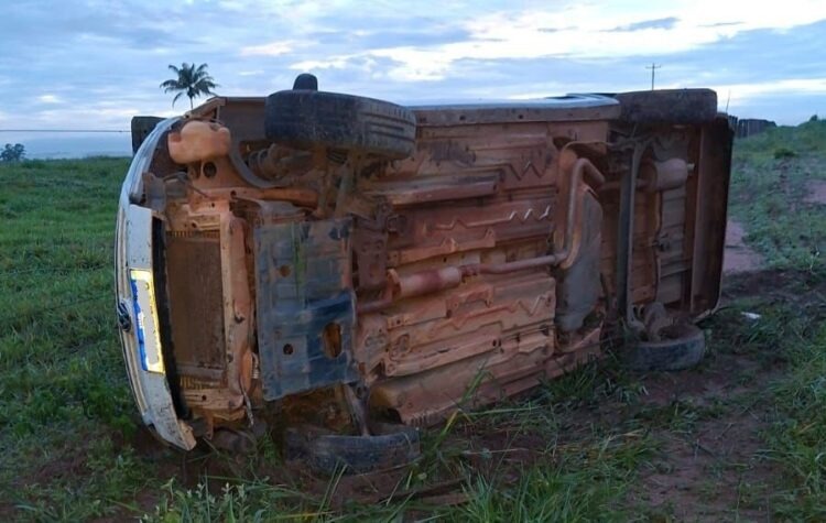 Viatura funerária tomba na BR-364