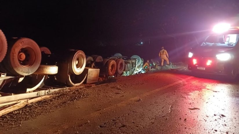Adolescente e criança morrem após capotamento de carreta na BR 364 em Jaru, RO