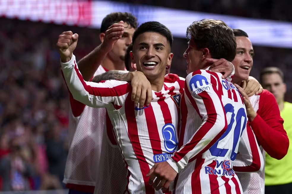 Almada, ex-Botafogo, perde espaço e é colocado no mercado pelo Atlético de Madrid