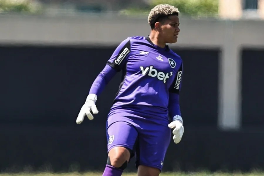 Atleta do Botafogo é vítima de racismo após anúncio de renovação