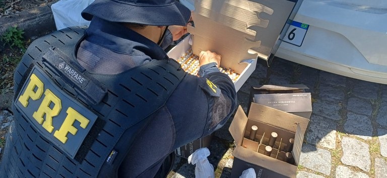 PRF apreende medicamentos controlados e mercadorias sem nota fiscal na via Dutra