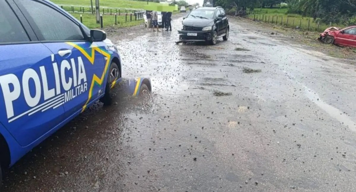 Carga de brita na via gera acidente na RO-383