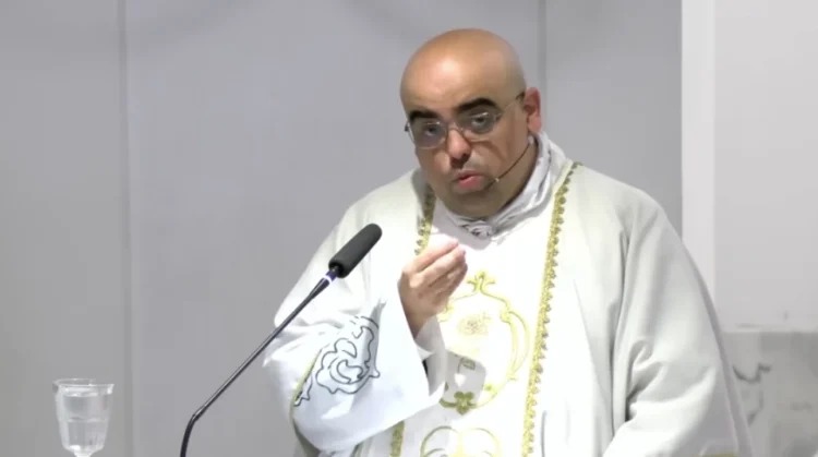 Padre reprova ironia de Daniela Lima contra Bolsonaro