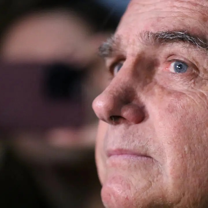 Médico é chamado para atender Bolsonaro na prisão, diz Carlos