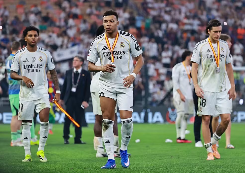 Mbappé pede que jogadores do Real deixem o campo em festa do Barcelona e gera polêmica