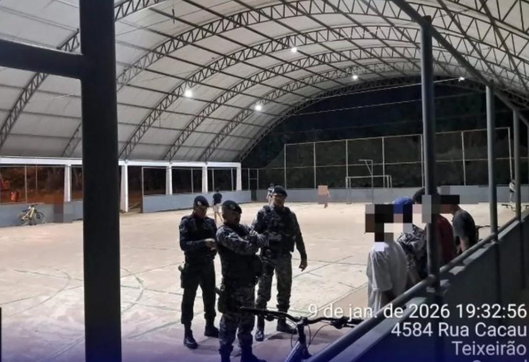 Polícia Militar flagra tráfico de drogas em quadra poliesportiva local