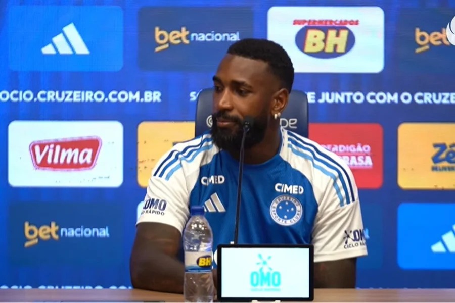 Gerson é apresentado pelo Cruzeiro e se emociona ao falar da família