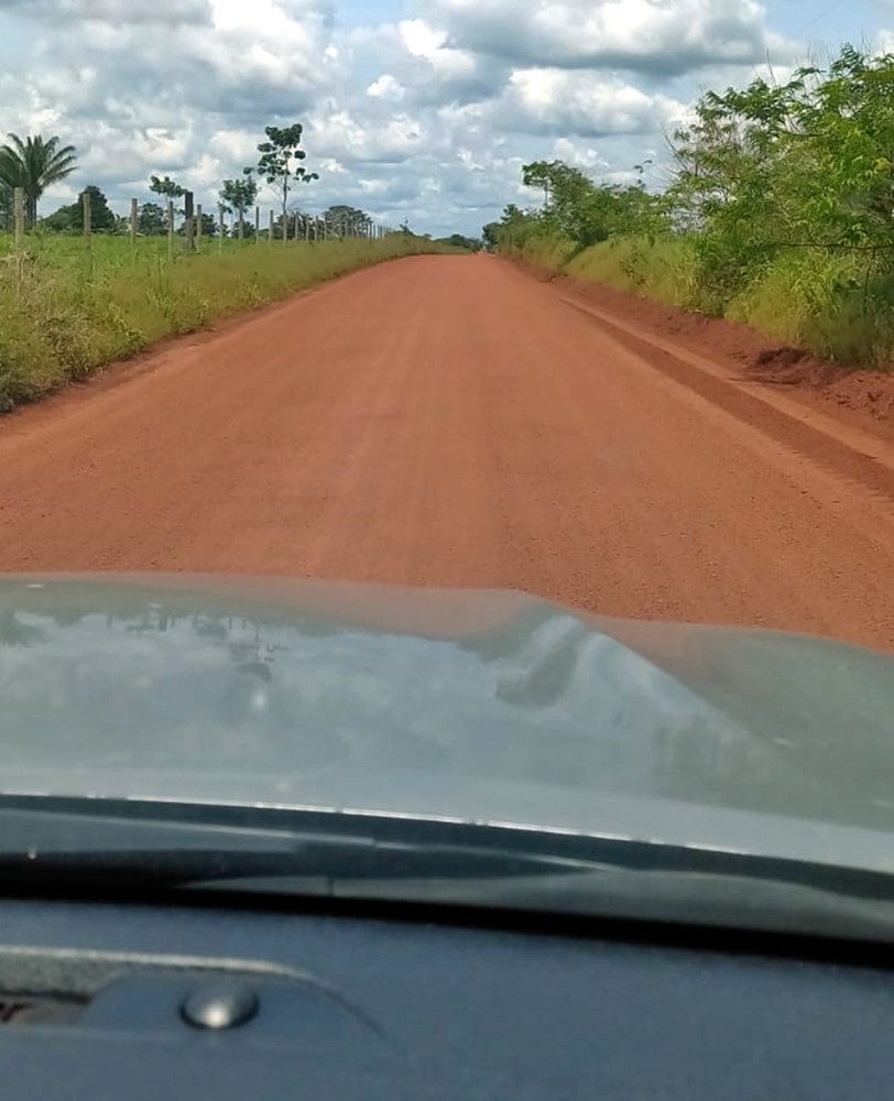 Prefeito Vanderlei Tecchio e vereador Max, acompanham trabalho paliativo nas vicinais 16 e ponte da 72, em Alvorada