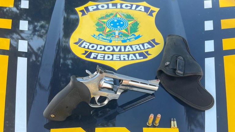 PRF em Rondônia prende motorista por posse irregular de arma de fogo em Vilhena