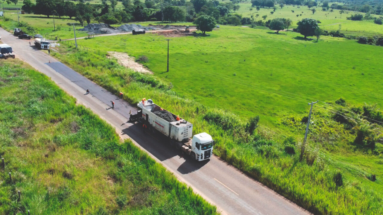 Rodovia-135 recebe microrrevestimento do governo de RO, garantindo melhor trafegabilidade em Alta Floresta d’Oeste