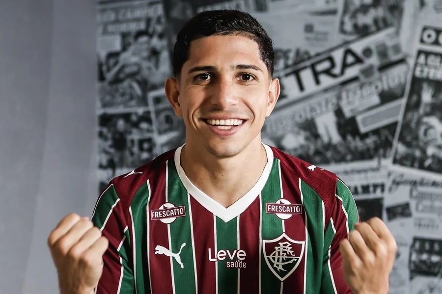 Fluminense confirma chegada do meia Savarino