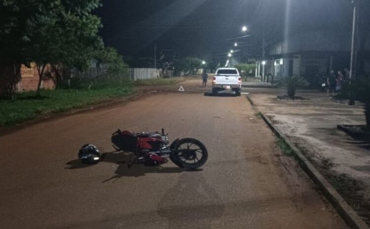 Colisão entre caminhonete e motocicleta deixa casal ferido em Costa Marques