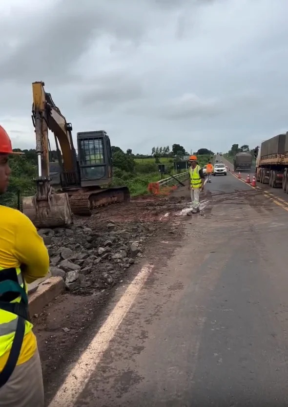 Tráfego permanece em meia pista na ponte do rio Riozinho