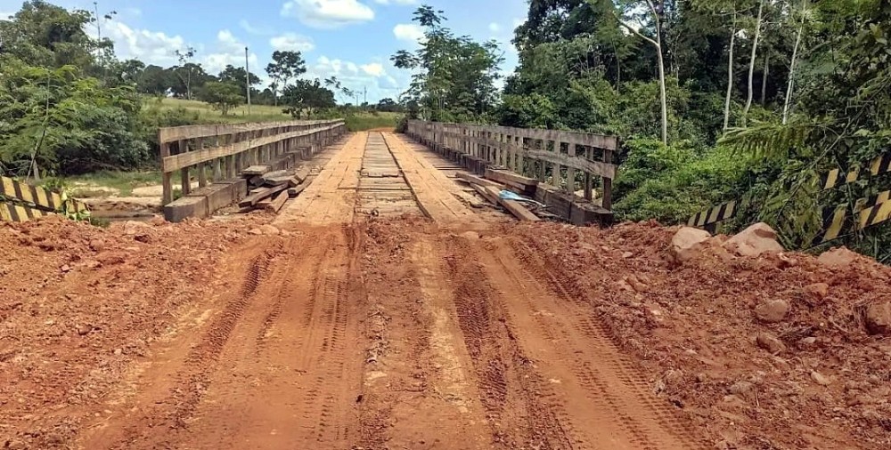 Ponte no Rio Novo Destino é recuperada pela Semourb de Alvorada do Oeste, RO